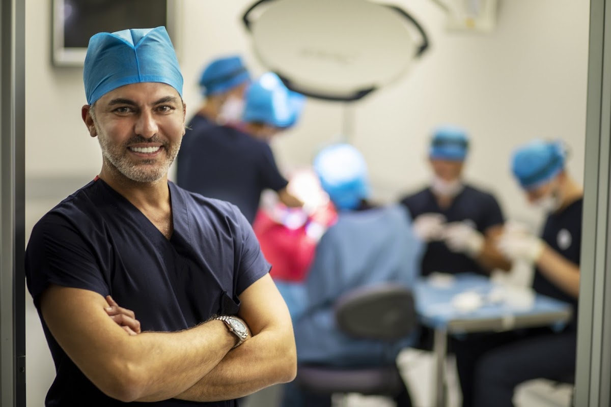 Dr. Serkan Aygin | Haartransplantation in der Türkei | Beratungsstelle Deutschland - Hair Transplant clinic in Frankfurt am Main, Germany
