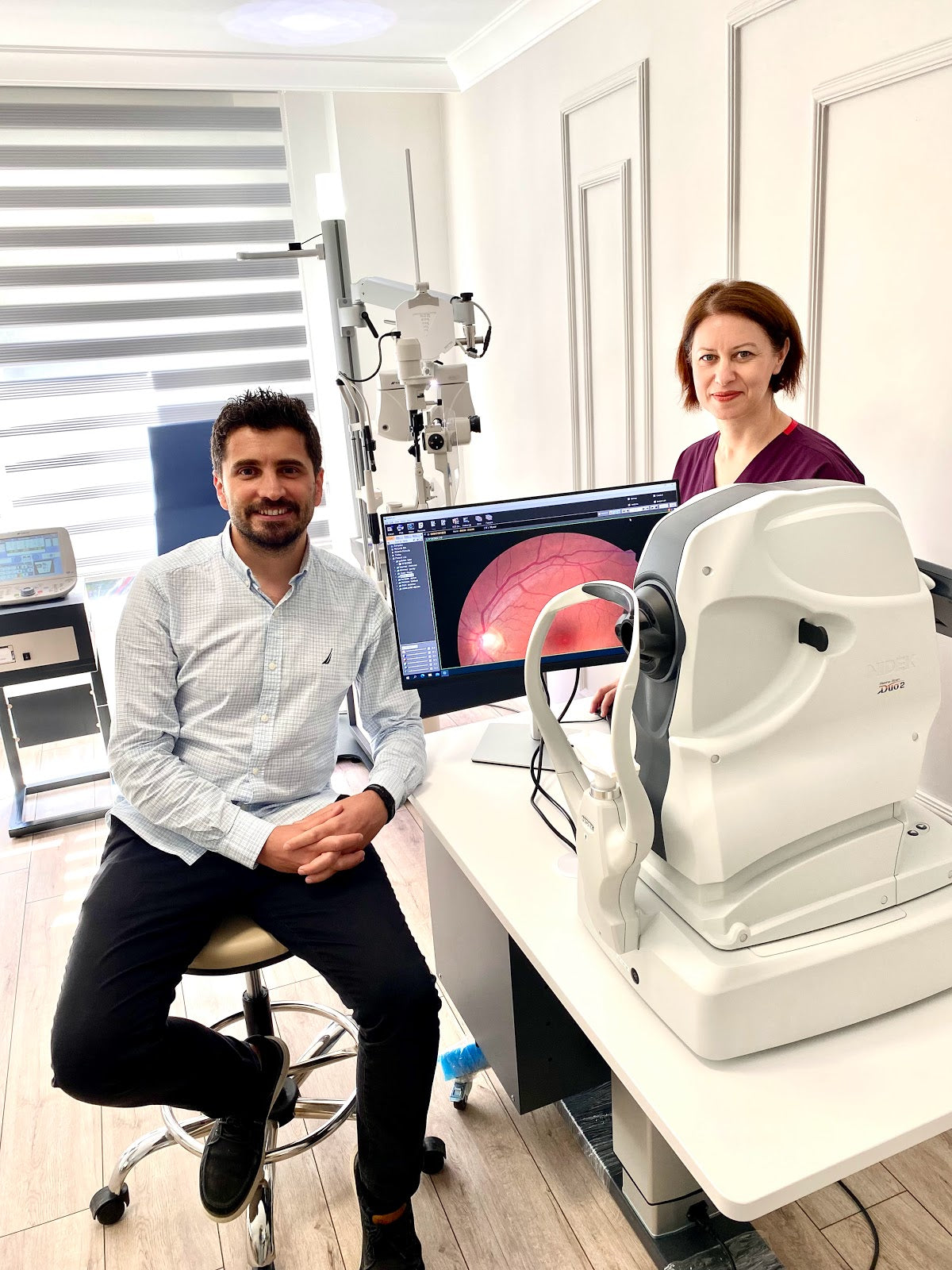 Göz Doktoru Op. Dr. Ömer TAKEŞ - İzmir Akıllı Lens, No Touch Lazer, Lasik, Göz Kapağı Estetiği, Katarakt Göz Tedavileri — Dr.Visor photo 2