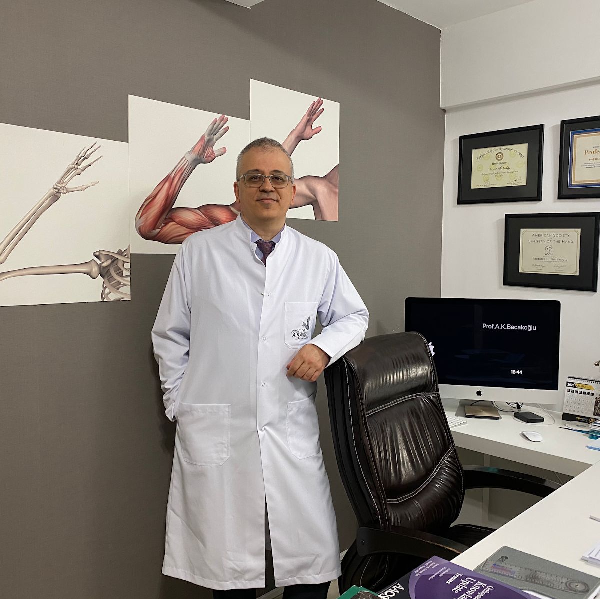 Prof. Dr. A. Kadir Bacakoğlu | Ortopedi - Travmatoloji | El ve Üst Ekstremite Cerrahisi | Onarım Mikrocerrrahisi — Dr.Visor photo 4