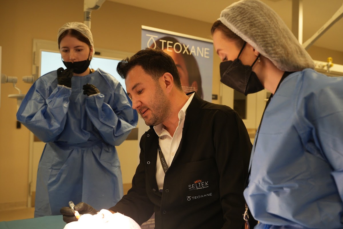 Op. Dr. Osman Tan Meme Büyütme ve Şakak Germe Estetiği İzmir Estetik Plastik Cerrahi Uzmanı — Dr.Visor photo 5