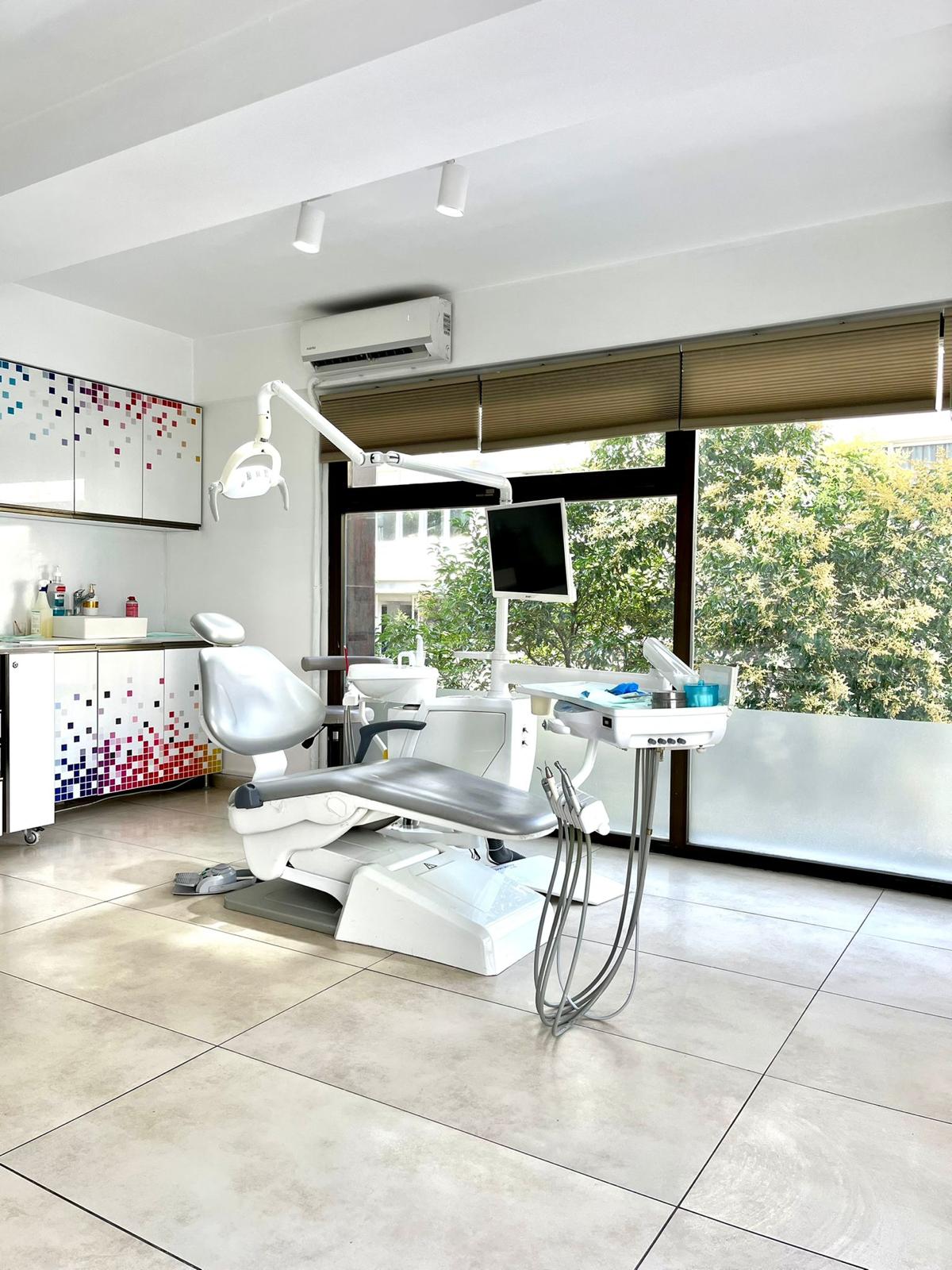 Ephesus Global Dental - İzmir İmplant ve Çene Cerrahi, Zirkonyum Kaplama, Emaxx Lamina, Gülüş Tasarımı Merkezi — Dr.Visor photo 4